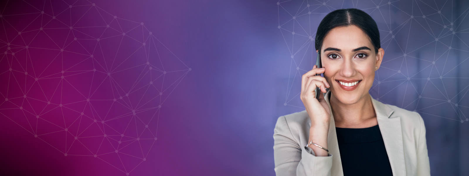 Frau mit Telefon am Ohr